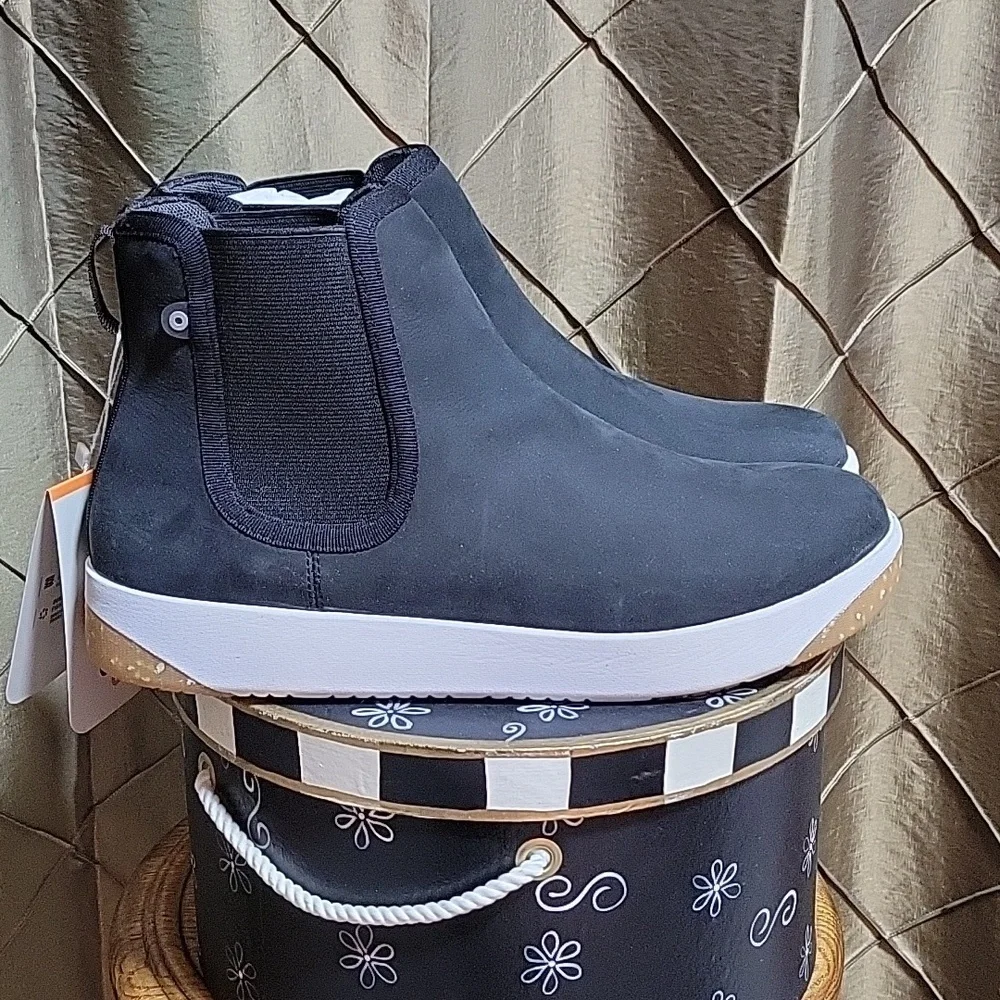 NWT- Bogs ‘Kicker Leather’ Waterproof Chelsea Boot